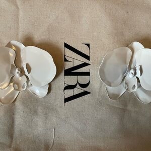 Zara White/Cream Orchid Metal Earrings.